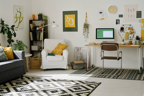 Součástí obývacího pokoje v prostorném moderním bytě s pracovištěm nezávislého webdesignera nebo jiného kreativního profesionála - Fotografie, Obrázek
