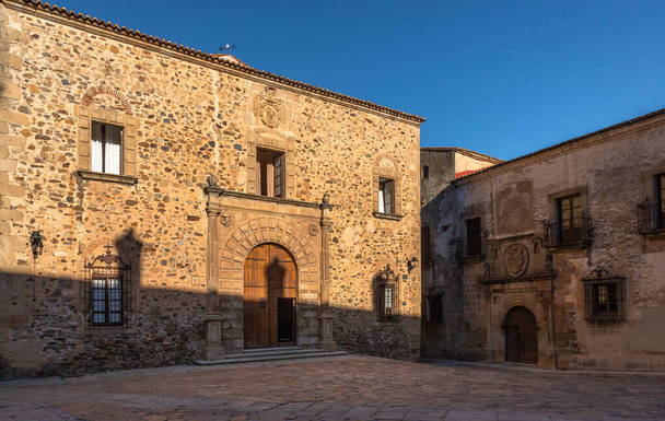 Vista de la calle de este pueblo romano a saber, el casco antiguo con sus edificios antiguos en Cáceres, España. - Foto, imagen