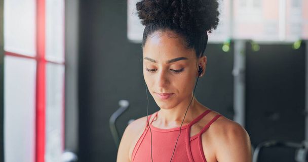 Femme noire, respirer et écouteurs pour la musique avec fitness et exercice prêt dans la salle de gym, la santé et la motivation active. Début, entraînement et calme pour la musculation et l'endurance, le bien-être et l'écoute - Photo, image
