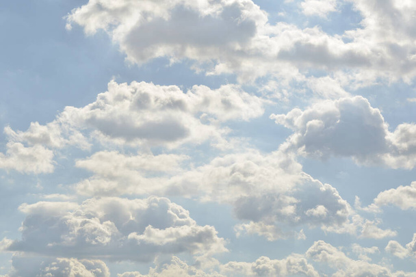 Hermoso fondo azul cielo con nubes blancas - Foto, imagen