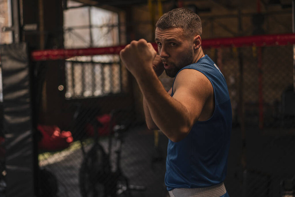 Боксер в спортзалі, який бореться з тіньовими тренуваннями удари
 - Фото, зображення