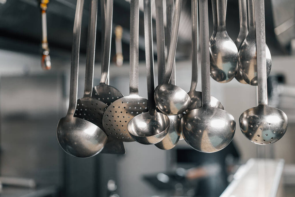 ammatillinen keittiö hotellin ravintolassa keittiövälineet sisustus ruoanlaitto - Valokuva, kuva
