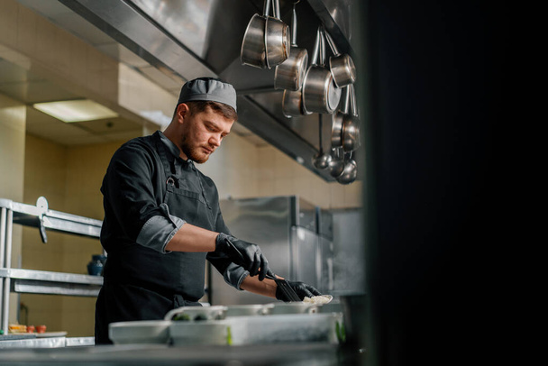професійна кухня в готельному ресторані шеф-кухар готує страву різотто на обід
 - Фото, зображення