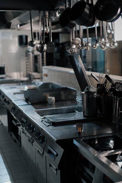 профессиональная кухня в ресторане отеля кухонные принадлежности интерьера плита - Фото, изображение