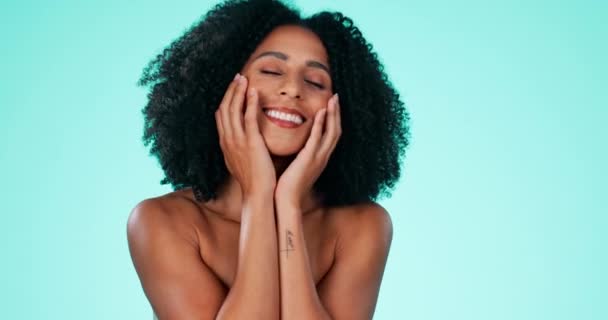 Zwarte vrouw, gezicht en afro in schoonheid huidverzorging of cosmetica tegen een studio achtergrond. Happy African American vrouw glimlachen voor make-up, spa of zachte cosmetische gezichtsbehandeling in eigen liefde of zorg. - Video