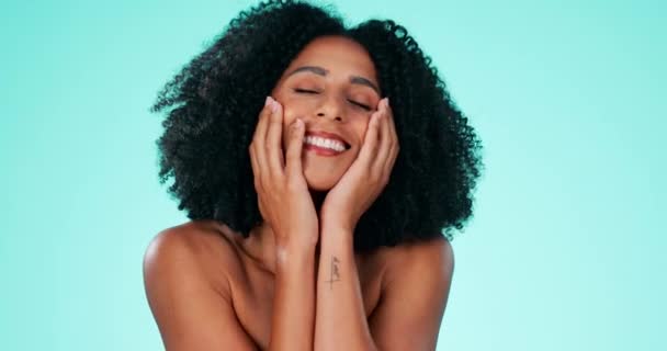 Schwarze Frau, Gesicht und Afro in Schönheitspflege oder Kosmetik vor Studiohintergrund. Fröhliche Afroamerikanerin lächelt für Make-up, Wellness oder Gesichtsbehandlung in Selbstliebe oder Pflege für perfekte Haut. - Filmmaterial, Video