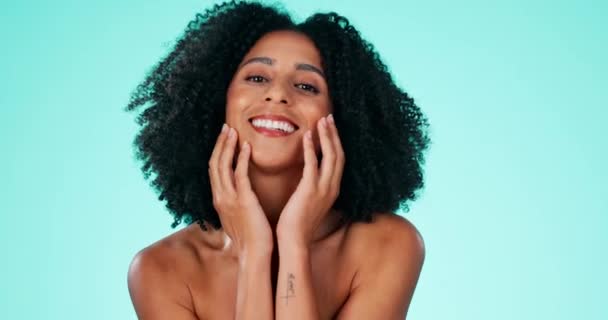 Černá žena, tvář a afro s úsměvem v kosmetice nebo kosmetice na pozadí studia. Portrét šťastné afroamerické ženy usmívající se pro make-up, lázně nebo jemnou kosmetickou léčbu obličeje. - Záběry, video