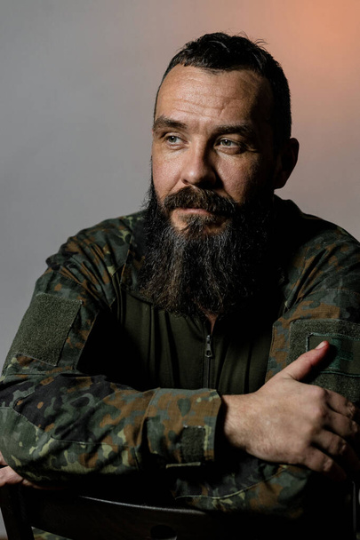 Portret van een 40-jarige bebaarde militaire hospik. Hoge kwaliteit foto - Foto, afbeelding