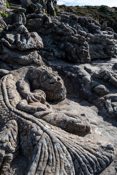Sculptures anciennes en pierre sur des rochers sculptés à Rotheneuf sur la côte atlantique près de Saint Malo en Bretagne, France - Photo, image