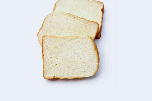 Krájený chléb na bílém pozadí. - Fotografie, Obrázek