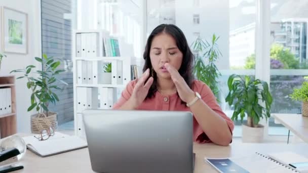 Burnout, laptop és fejfájás ázsiai nő az irodában a stressz, hiba és jelentés határidőt. Fájdalom, mentális egészség és fáradtság a munkavállaló szenved az asztalnál a frusztrált, probléma és túlterhelt. - Felvétel, videó