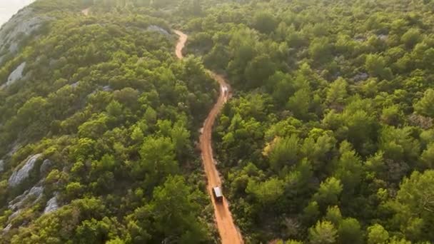 Obrázek z automobilového dronu, který zkoumá les měnící barvy v podzimní přírodě - Záběry, video