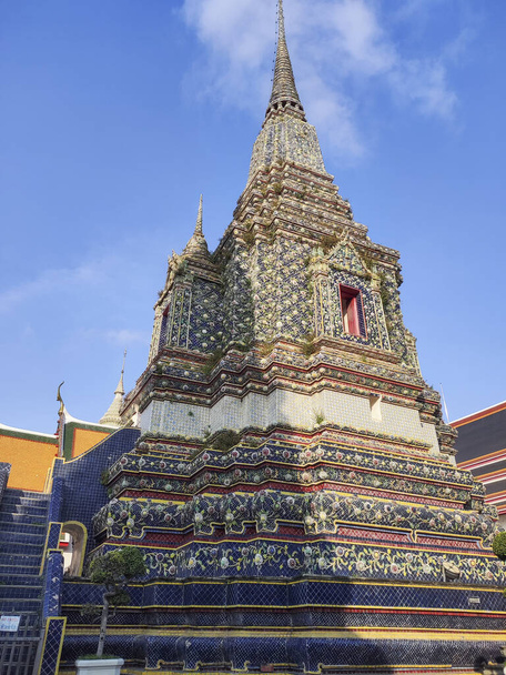 Phra Maha Chedi Si Rajakarn and its stunning stupa in Wat Pho, Bangkok. These stupas were created to honour the - Zdjęcie, obraz