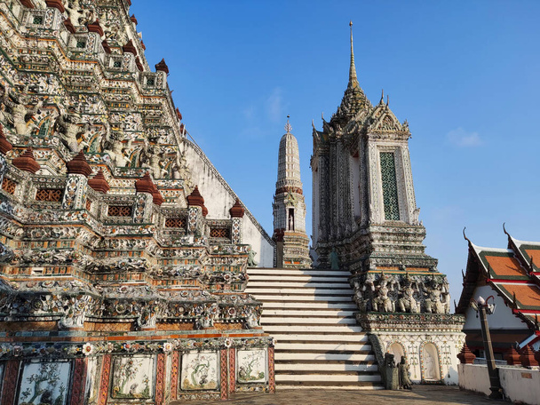 Wat Arun or Temple of Dawn is a Buddhist temple in Bangkok. Wat Arun is among the best known of Thailand landmark - Fotoğraf, Görsel