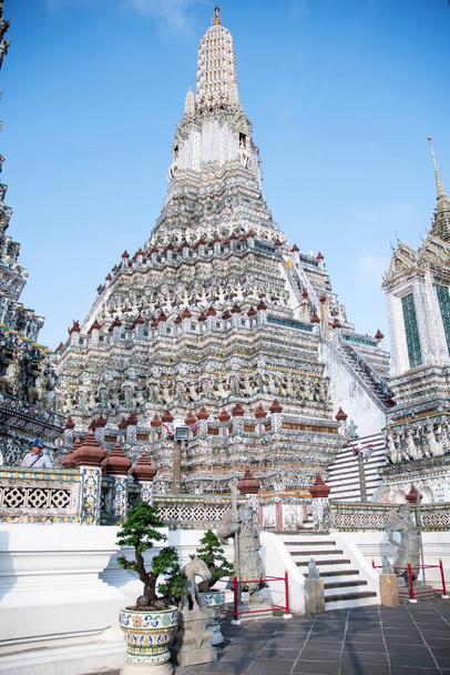 Impressive architectural details of Wat Arun (The Temple of Dawn) in Bangkok. This landmark of Wat Arun is a 70-meter-high temple tower, a stupa-like pagoda - Zdjęcie, obraz