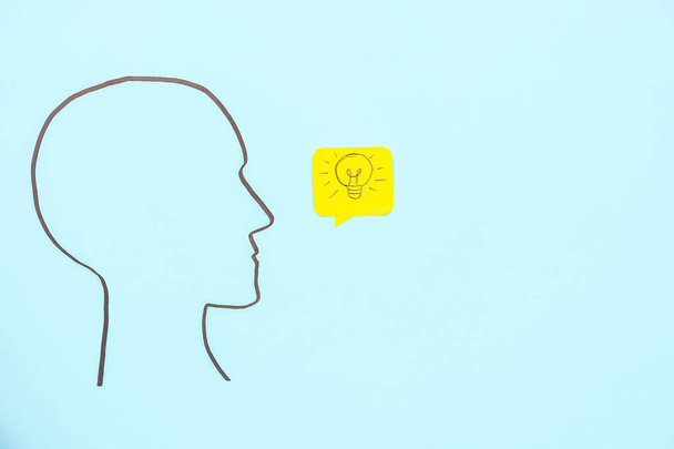 Rysunek ludzkiej głowy i bańki mowy z żarówki na niebieskim tle. Koncepcja wglądu - Zdjęcie, obraz