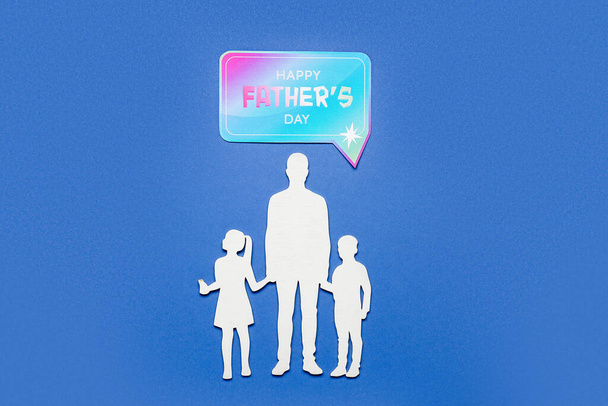 Karta s textem Šťastný den otce a papírové lidské postavy na modrém pozadí - Fotografie, Obrázek