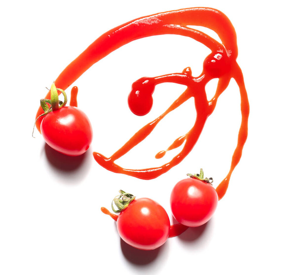 Fresh tomatoes and spilled ketchup on white background - Foto, immagini