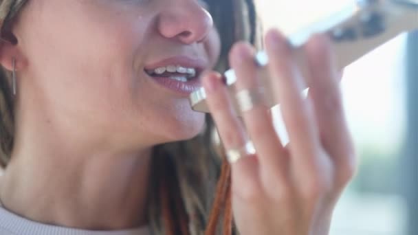 Обрізана жінка з ідеальними білими зубами записує звукове повідомлення на мобільний телефон
 - Кадри, відео