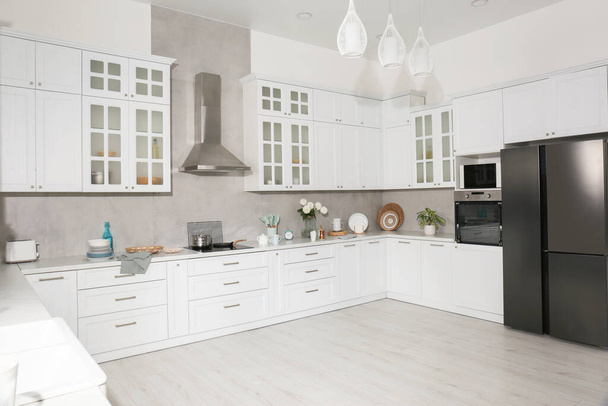 Mooi keukeninterieur met stijlvol modern meubilair - Foto, afbeelding