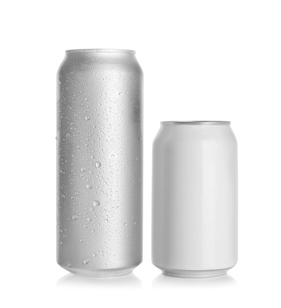 Aluminiumdosen mit Getränken auf weißem Hintergrund - Foto, Bild