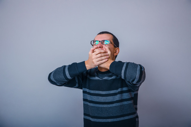 masculino de aparência europeia morena cobre sua boca bocejando, guinada
 - Foto, Imagem