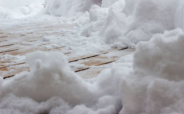 Fundo de textura abstrato de um convés de madeira com neve pesada profunda parcialmente pá - Foto, Imagem