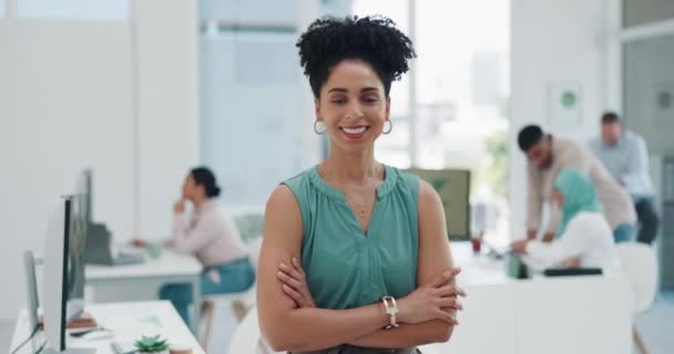 Чорна жінка, посмішка і корпоративний портрет для успішного бізнесу, лідерська мотивація і впевненість управління ceo на посаді. Африканська жінка, гордий лідер і щасливий за успіхи менеджера або бачення. - Кадри, відео