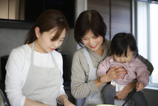 rodina vaření doma - Fotografie, Obrázek
