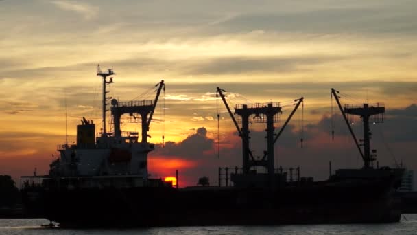 Sonnenuntergang Frachtschiff chao phraya Fluss - Filmmaterial, Video