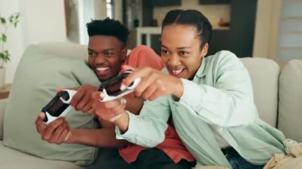 リビングルームや家庭用ソファのビデオゲームコンソール上の幸せなゲームのカップルが勝つために、挑戦とスポーツライフスタイル。興奮ゲンz黒の人々やオンラインアクションと楽しい競争とゲーマーの友人. - 映像、動画