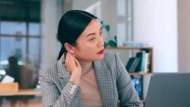 Stres, kancelář a asijské ženy s bolestí krku, vyčerpané a spící na stole s vyhořelým. Unavená, frustrovaná a byznysmena s bolestí těla v počítači pracující pozdě na projektu přesčasů v Japonsku - Záběry, video