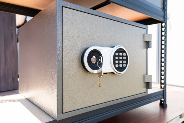 Cassetta di sicurezza Cash Money. una cassaforte in metallo e una chiave nella serratura. - Foto, immagini