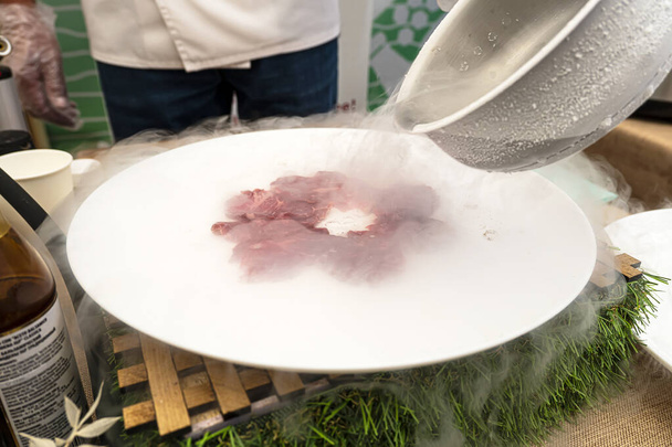 vaření hovězího masa a v dodávkách tekutého dusíku - Fotografie, Obrázek