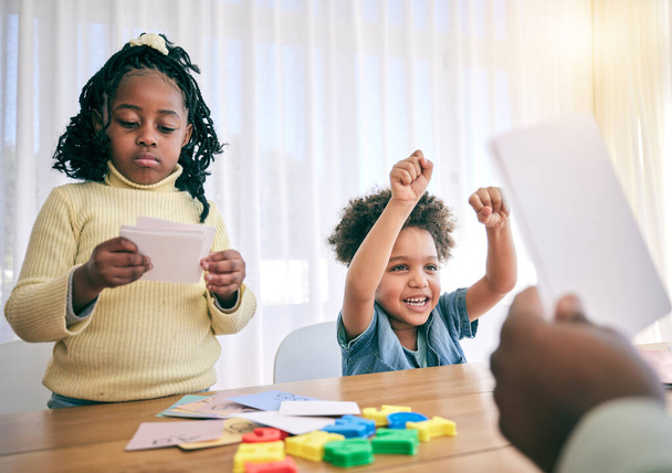 Εκπαίδευση, βοήθεια και γονείς με παιδιά για το σπίτι, σχολική δραστηριότητα και μάθηση με χαρτί. Μαύρη οικογένεια, δημιουργικό έργο και ευτυχισμένο αγόρι και κορίτσι ενθουσιασμένοι για τη διδασκαλία, το μάθημα και το παιχνίδι στο σπίτι. - Φωτογραφία, εικόνα
