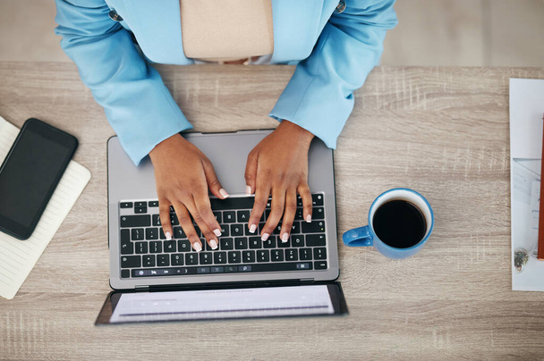 Kadın, eller ve dizüstü bilgisayarda e-posta, iş teklifi veya ofis masasında dijital rapor için yazı yazıyor. İşyerinde iletişim ya da ağ kurmada çalışan kadın işçilerin üst görünümü. - Fotoğraf, Görsel
