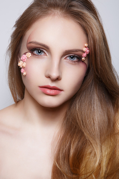 Beautiful girl with a gentle make-up - Foto, afbeelding
