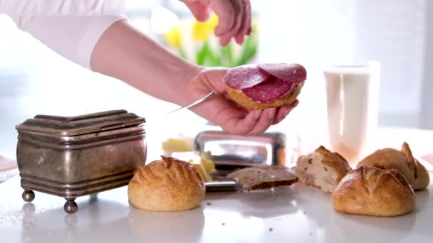 Κομμένο ζαμπόν σε σπαρμένο ψωμί με σαλάτα. Υψηλής ποιότητας υλικό FullHD - Πλάνα, βίντεο