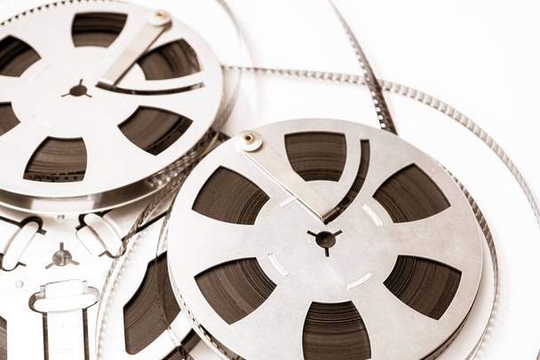 παλιά ταινία εξελίκτρων απομονωθεί σε λευκό φόντο - Φωτογραφία, εικόνα