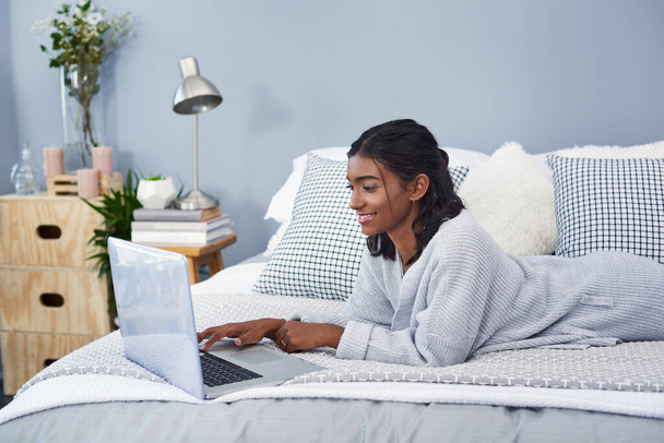 Começando meu blog de manhã cedo. uma jovem atraente usando um laptop enquanto relaxa em sua cama em seu quarto em casa - Foto, Imagem