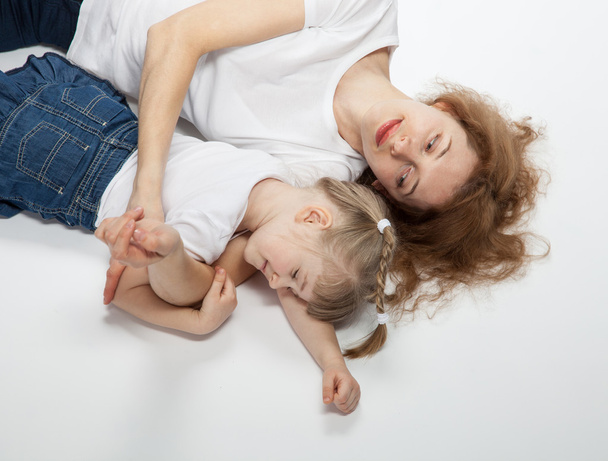 Мать обнимает ее спящую дочь
 - Фото, изображение