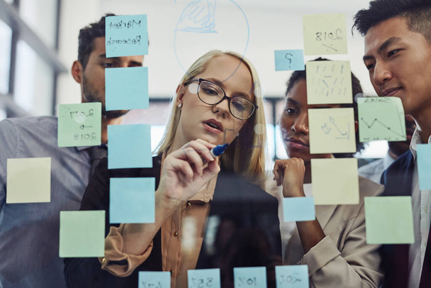 Das Team hinter einem erfolgreichen Businessplan. eine Gruppe junger Geschäftsleute bei einem gemeinsamen Brainstorming in einem modernen Büro - Foto, Bild