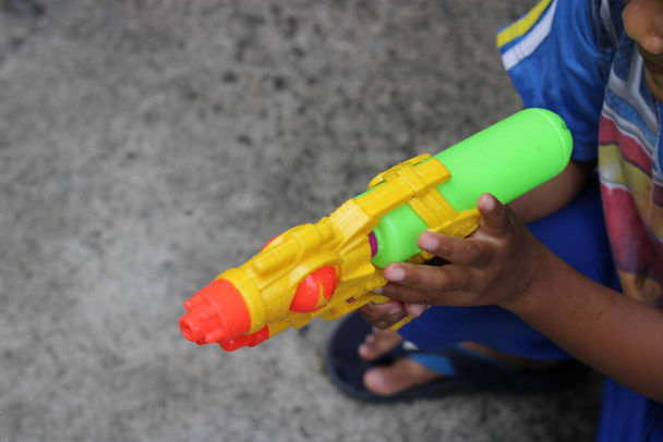 foto van speelgoedpistool dat wordt gedragen - Foto, afbeelding