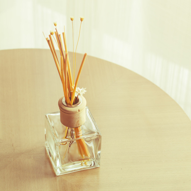 aroma láhve skleněné a dřevěné paličky - Fotografie, Obrázek
