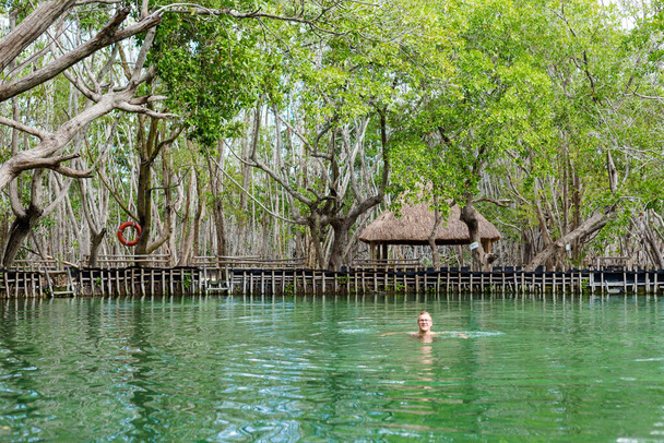 Bonito jovem turista caucasiano nadando em El Corchito Ecological Reserve, Progreso, México durante o dia ensolarado. Conceito ecológico. - Foto, Imagem