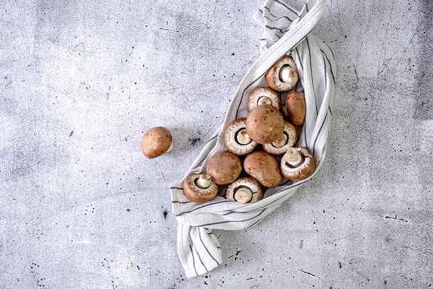 Brown champignons in un asciugamano da cucina sul tavolo. Foto di alta qualità - Foto, immagini