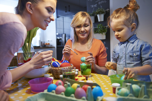 Familia decorando huevos de Pascua - Foto, Imagen