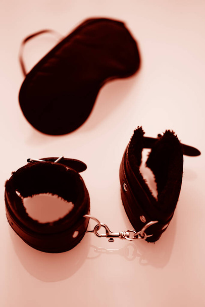 BDSM polis kelepçeleri seksi yetişkin aşkı erotik oyunlar için eğlenceli. - Fotoğraf, Görsel