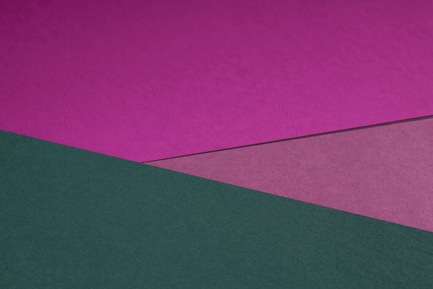 kleurrijke papieren vellen op roze achtergrond - Foto, afbeelding