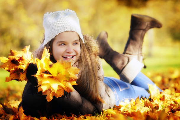 Girl in autumn park - Foto, Imagem